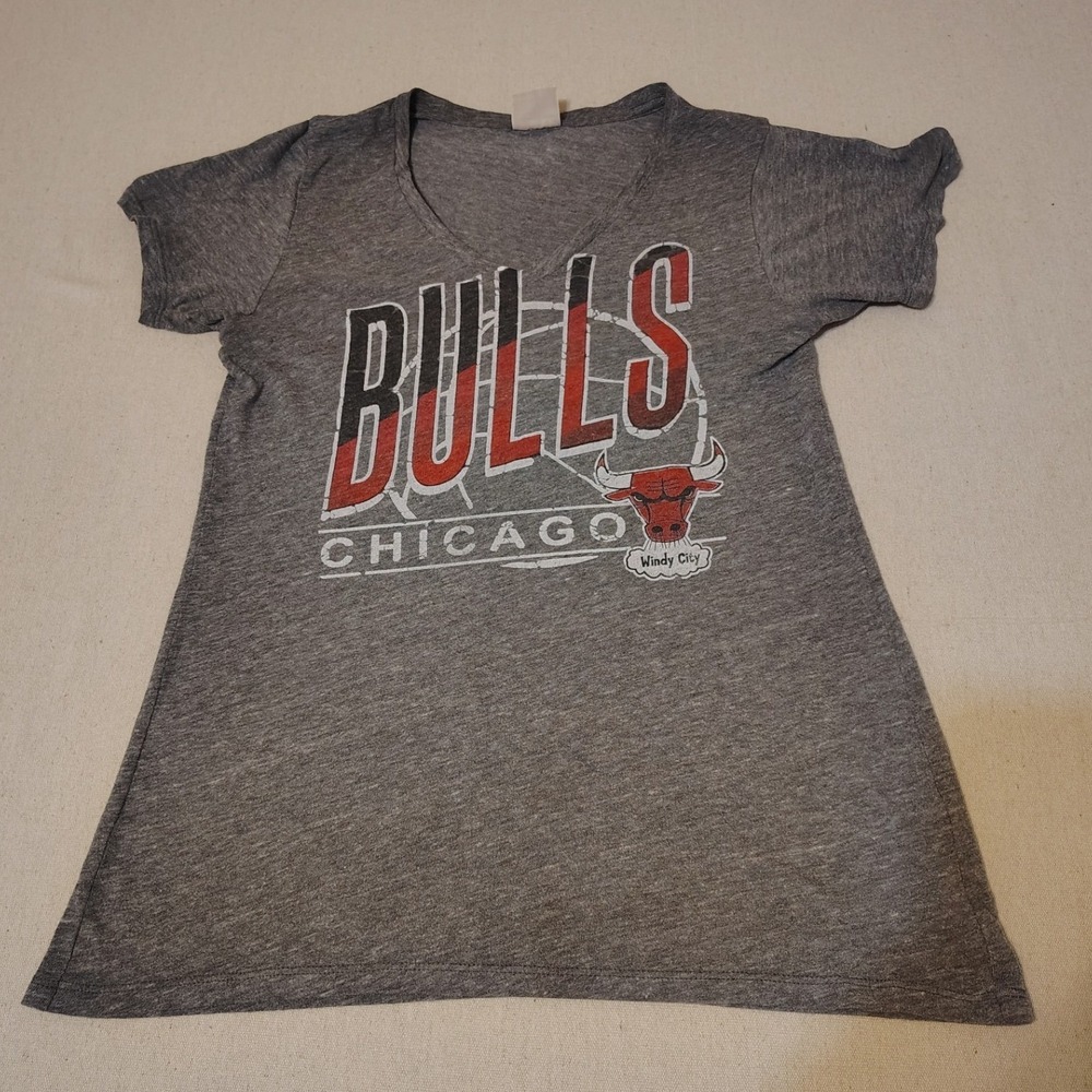 Junk Food Chicago Bulls Graphic T Shirt Womens XL Red White Black V Neck 3
